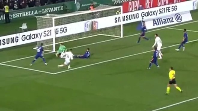  富勒姆定位球战术奏效，争议判罚助力取胜利