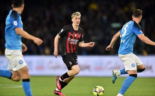  那不勒斯狂轰五球大胜萨勒尼塔纳，奥斯梅恩独中三元